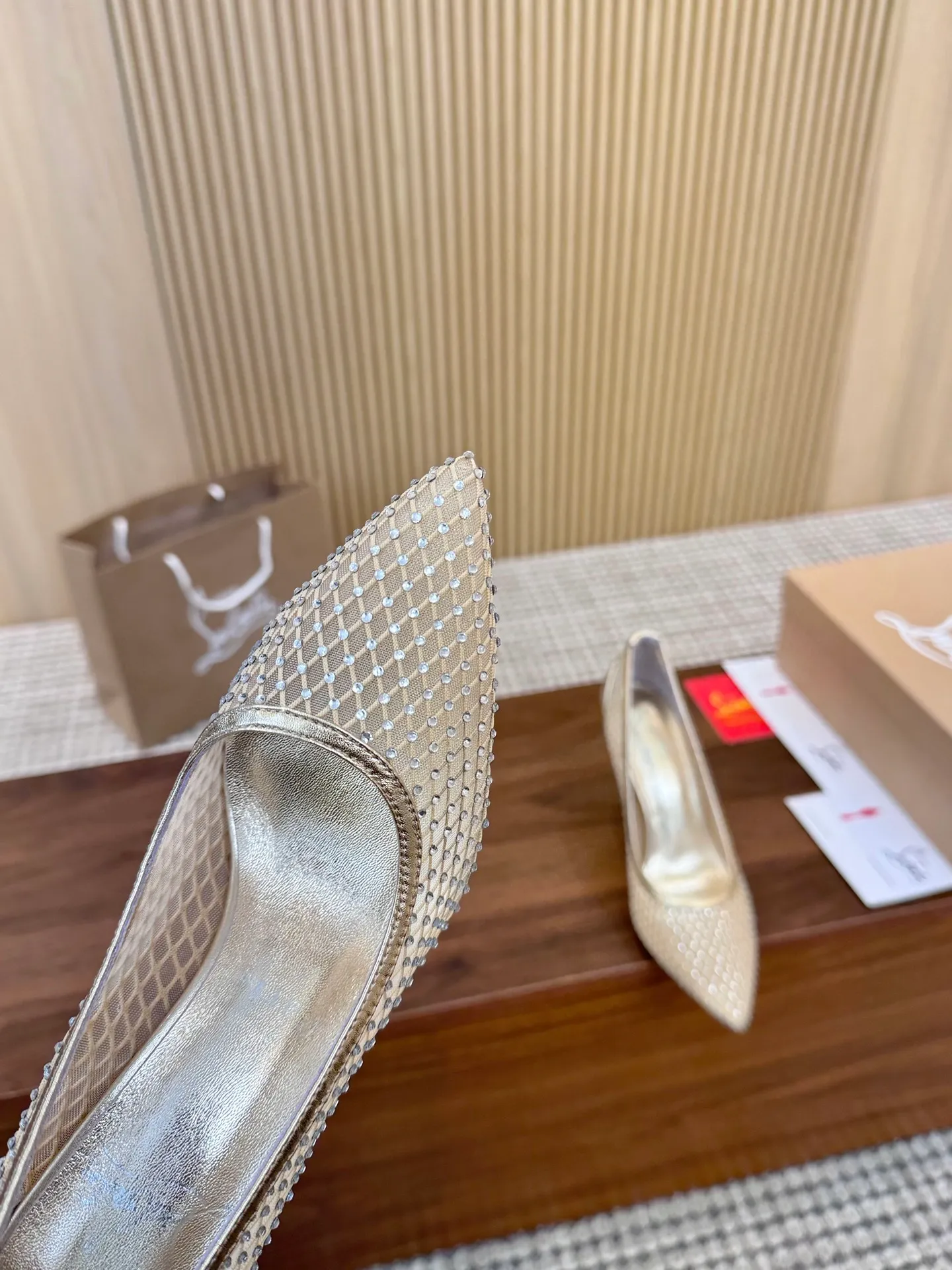 👟👟Ex-factory price 440👟👟 Genuine leather sole +40 Year-round shipment💝Christian Louboutin CL👠 Classic "💎Cow Patent Leather💎Series" noble and luxurious, real blingbling✨ Real materials, all customized by the pattern maker, and the materials are made of original customized materials, achieving the taste of the original 6 color options💍 Upper: imported 👉cow patent leather💪 lining: sheepskin foot pad/lining code number: 34-40.41.42 heel height: two options: 10.5cm and 8.5cm